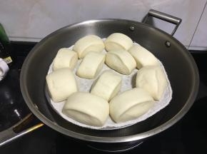 发酵后的样子，又白又胖，直接大火蒸25分钟，虚焖5分钟揭盖即可