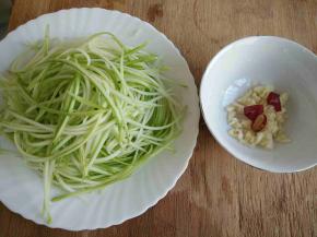 西葫芦刮丝，蒜切末