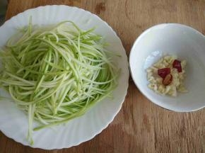 西葫芦刮丝，蒜切末