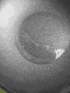 锅里到少许底油，烧热