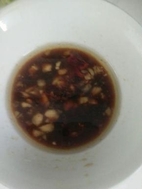 倒入酱油，醋，糖，盐，少许凉白开，调味