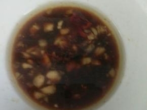 倒入酱油，醋，糖，盐，少许凉白开，调味