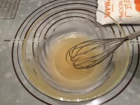 拌至糖浆发白后静置2分钟