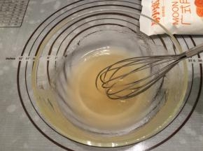 拌至糖浆发白后静置2分钟
