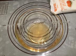 花生油与转换糖浆倒入碗中