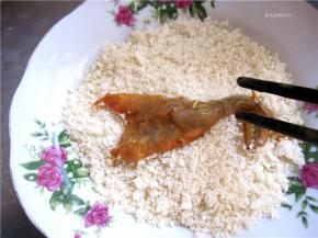 再放入馒头渣中裹均