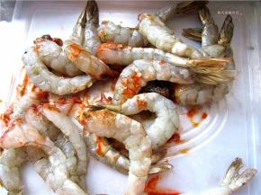 将大虾去壳，尾部留下。