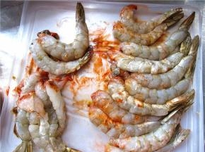 将虾仁的沙线挑净