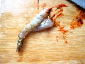 将虾仁从中间剖开，尾部不切。