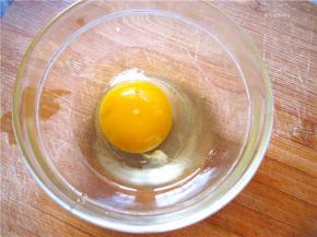 将鸡蛋打入碗中搅拌均匀