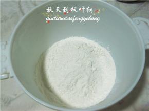 将面粉和盐放入和面的容器内