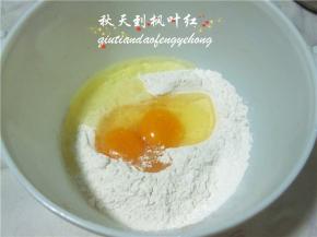 将鸡蛋磕入容器内