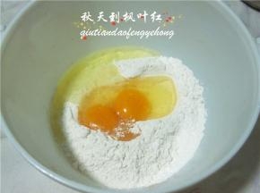 将鸡蛋磕入容器内