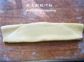 将面片折叠起来，中间散上干粉以防粘连。