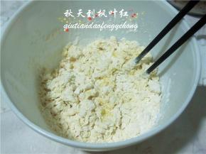 用筷子搅拌成均匀的颗粒状