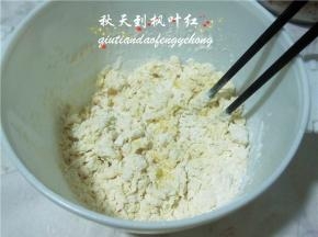 用筷子搅拌成均匀的颗粒状