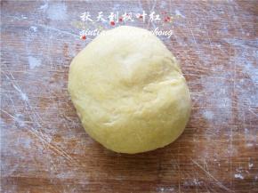 取出后两次揉制，然后再次饧发10分钟，如此反复二、三遍，面团会越来越光滑有弹性了。