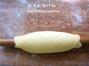 用擀面杖擀制面团