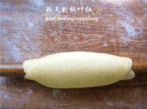 用擀面杖擀制面团