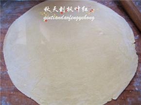 擀成薄厚均匀的面片