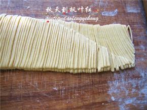 用刀切成细丝。