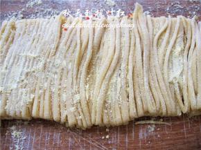 上面再撒上一些干粉（我放的玉米粉）