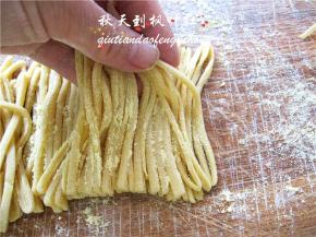 用手将一头抓起