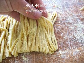用手将一头抓起