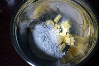 黄油切成小粒，软化后加入糖粉，搅打至完全融合。