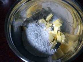 黄油切成小粒，软化后加入糖粉，搅打至完全融合。