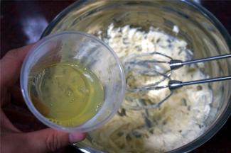 接着分两次加入蛋白，每次都是搅打融合后再加下一次。