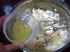 接着分两次加入蛋白，每次都是搅打融合后再加下一次。