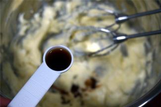 然后加入香草精，搅打均匀。