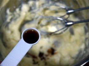 然后加入香草精，搅打均匀。