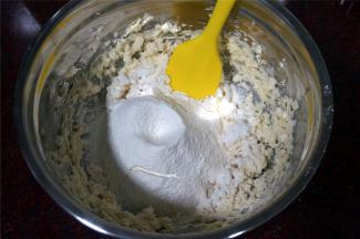 最后筛入低筋粉，玉米淀粉，泡打粉。