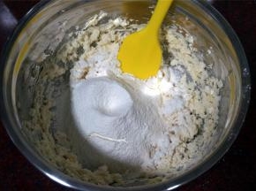 最后筛入低筋粉，玉米淀粉，泡打粉。