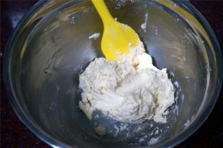 拌至无干粉状态，面糊很湿润的，如果偏干，是因为黄油软化不足哦，湿润的面糊挤起来不费劲。