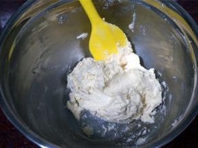 拌至无干粉状态，面糊很湿润的，如果偏干，是因为黄油软化不足哦，湿润的面糊挤起来不费劲。