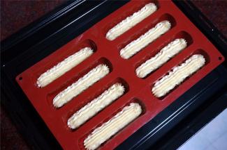 将面糊装入裱花袋，花嘴用的是10齿菊花嘴。将面糊挤到8连长条形硅胶模具中（模具放在烤盘上），放入预热好的烤箱中层上火180度，下火160度烘烤20分钟，余温焖5分钟至表面金黄即可取出，脱模冷却。