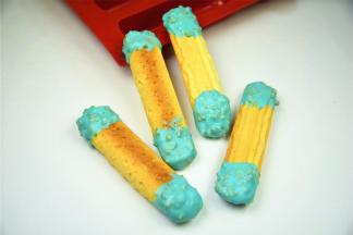 给每条蛋白曲奇的两端都沾上巧克力，放在架子上冷却凝固即可。