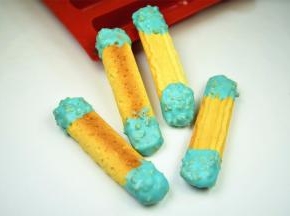 给每条蛋白曲奇的两端都沾上巧克力，放在架子上冷却凝固即可。