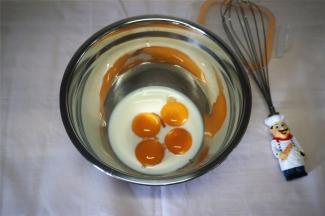 将4个蛋黄，牛奶放入同一容器内，搅拌均匀。