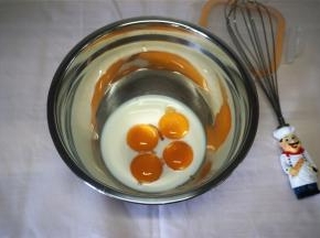 将4个蛋黄，牛奶放入同一容器内，搅拌均匀。