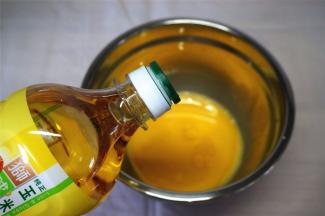 将盐，玉米油加入到蛋黄糊中，搅拌均匀。