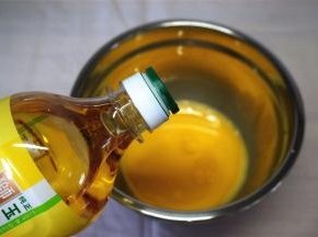 将盐，玉米油加入到蛋黄糊中，搅拌均匀。