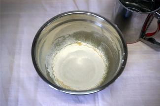 筛入低筋粉，用手动打蛋器搅拌成顺滑无颗粒状态，放置一旁备用。