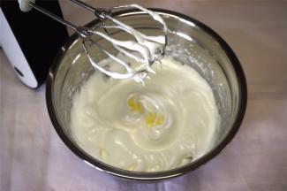 4个蛋白先用低速搅打至粗泡状态，然后分三次加入细砂糖，打至硬性发泡。