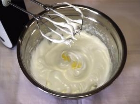 4个蛋白先用低速搅打至粗泡状态，然后分三次加入细砂糖，打至硬性发泡。