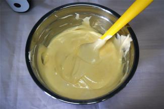 然后将混合了的蛋糕糊倒入到剩余的蛋白糊中，切拌成顺滑的蛋糕糊。