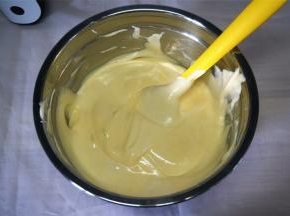 然后将混合了的蛋糕糊倒入到剩余的蛋白糊中，切拌成顺滑的蛋糕糊。